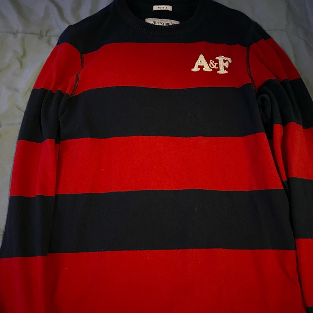 2000’s red and navy blue oversized sweater